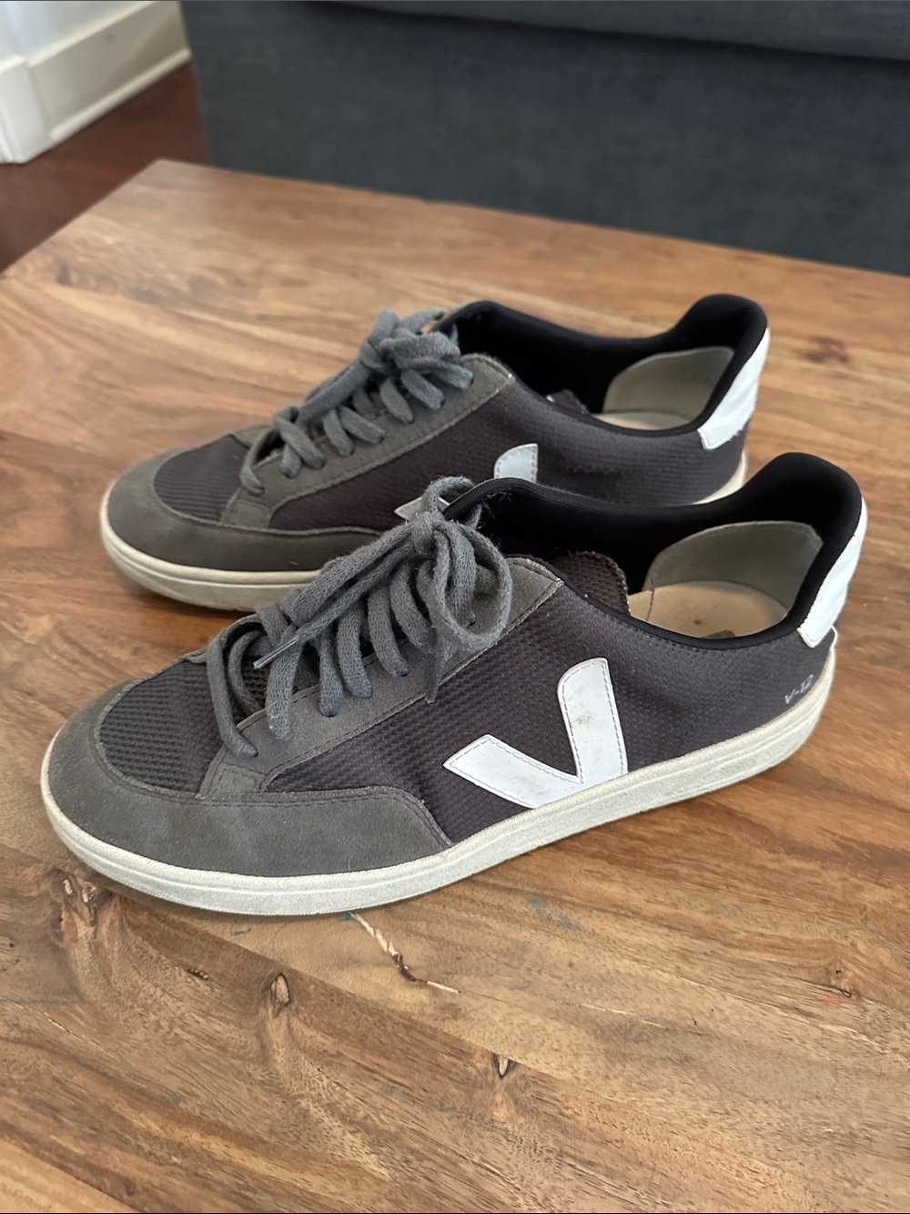 Veja B-12 Mens US 11 / EUR 44